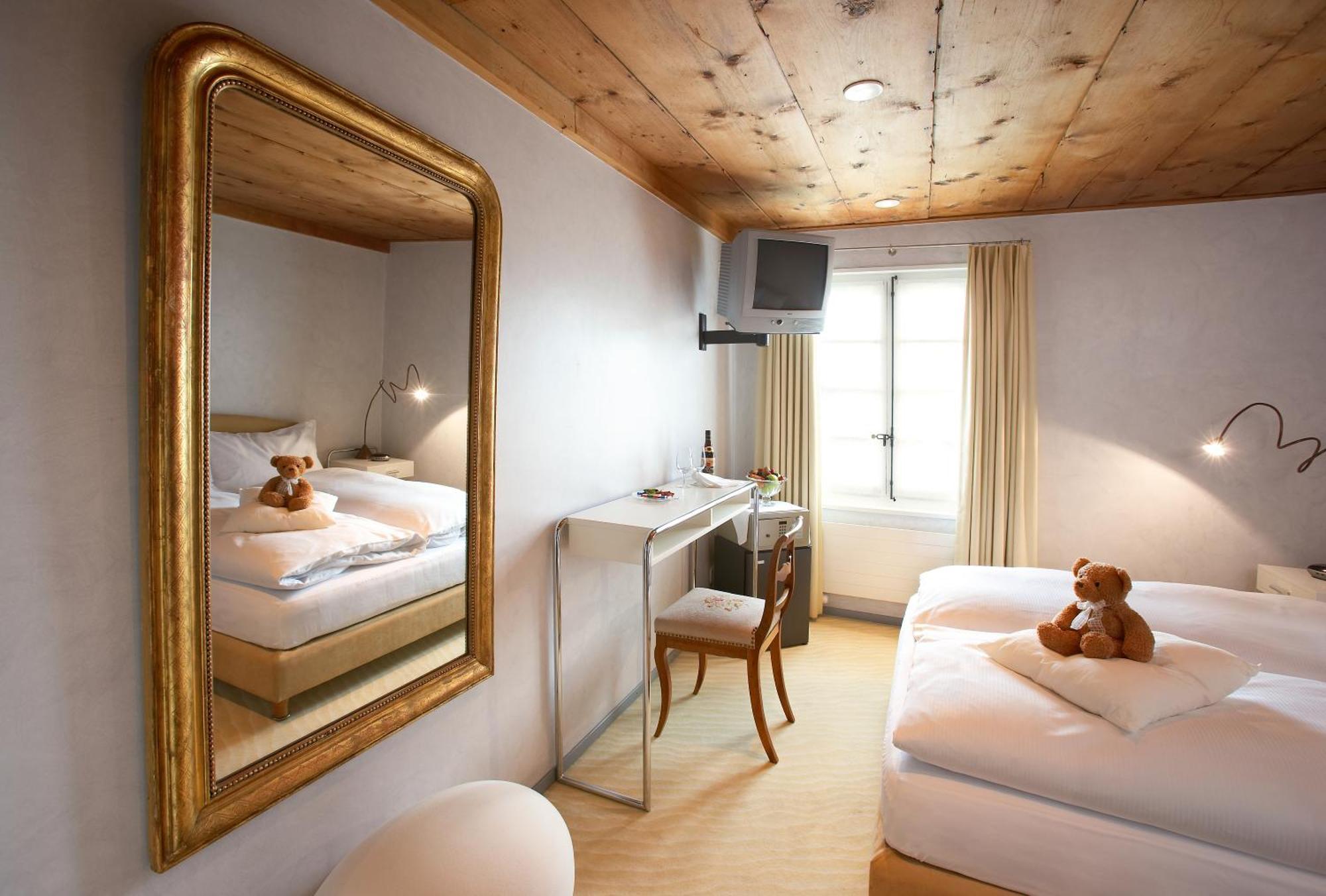 Romantik Hotel de L'Ours Sugiez Habitación foto